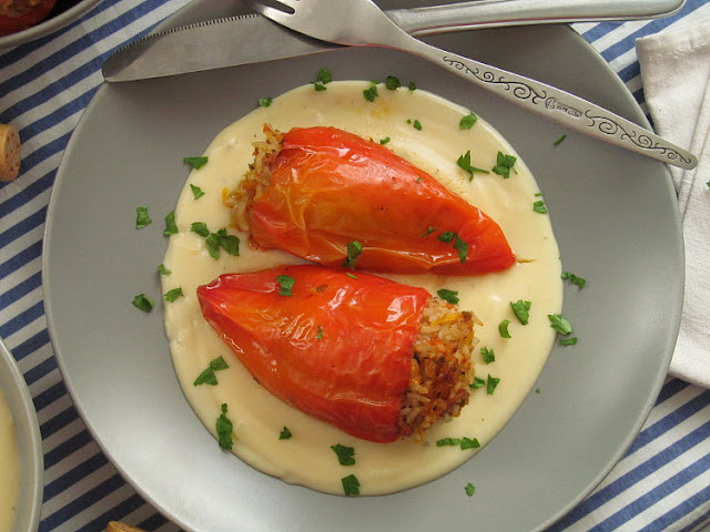 Фаршированный перец по-болгарски вкусу, перец, жидкость, форму, средний, перемешать, Хорошо, болгарского, После, минут, постоянно, духовку, обжарить, запеченного, чтобы, рецепт, помешивая, каждой, натереть, перца