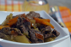Фото к рецепту: Говядина с овощами в сковороде