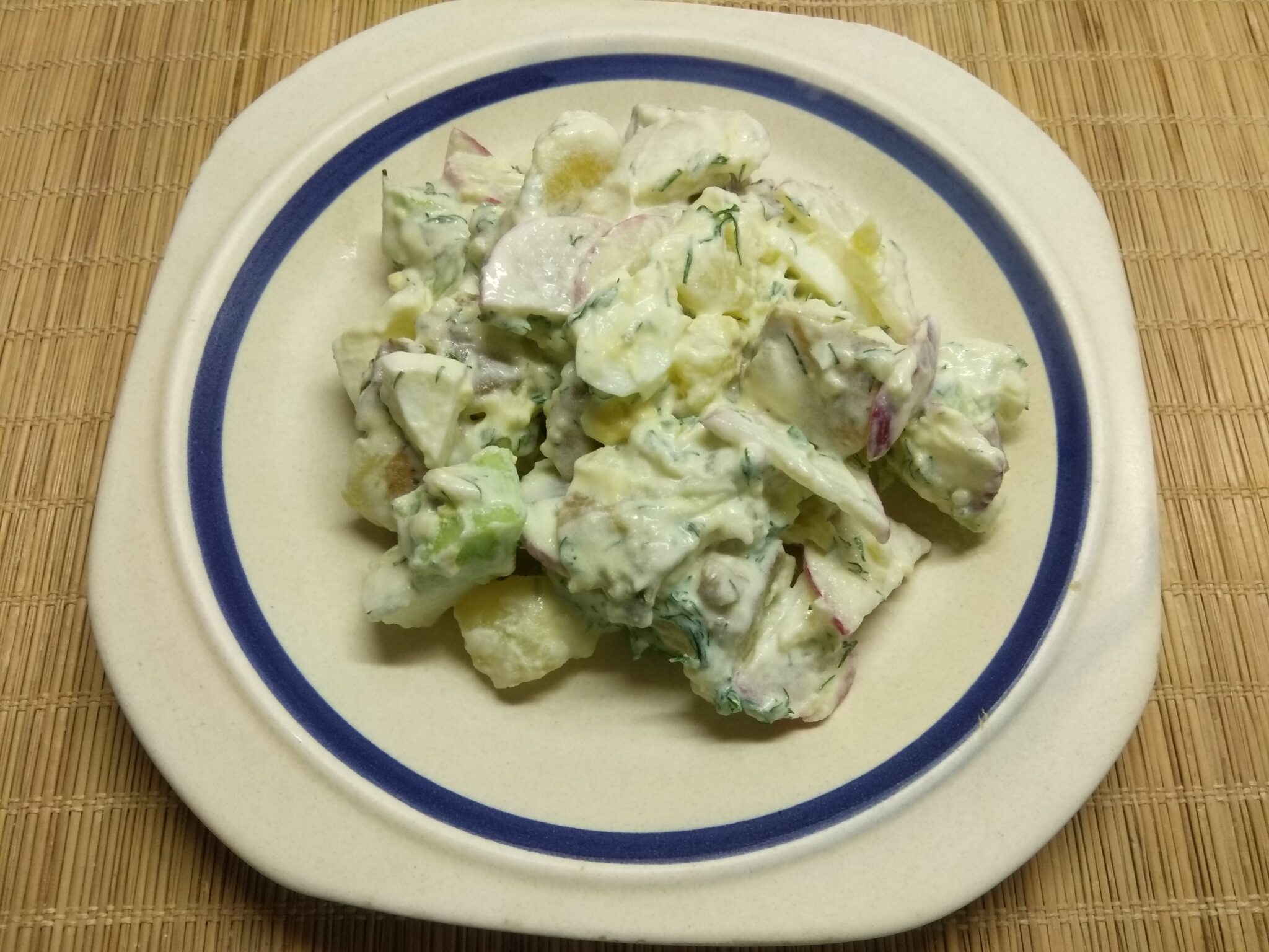 Салат из молодого картофеля, огурца и редиса