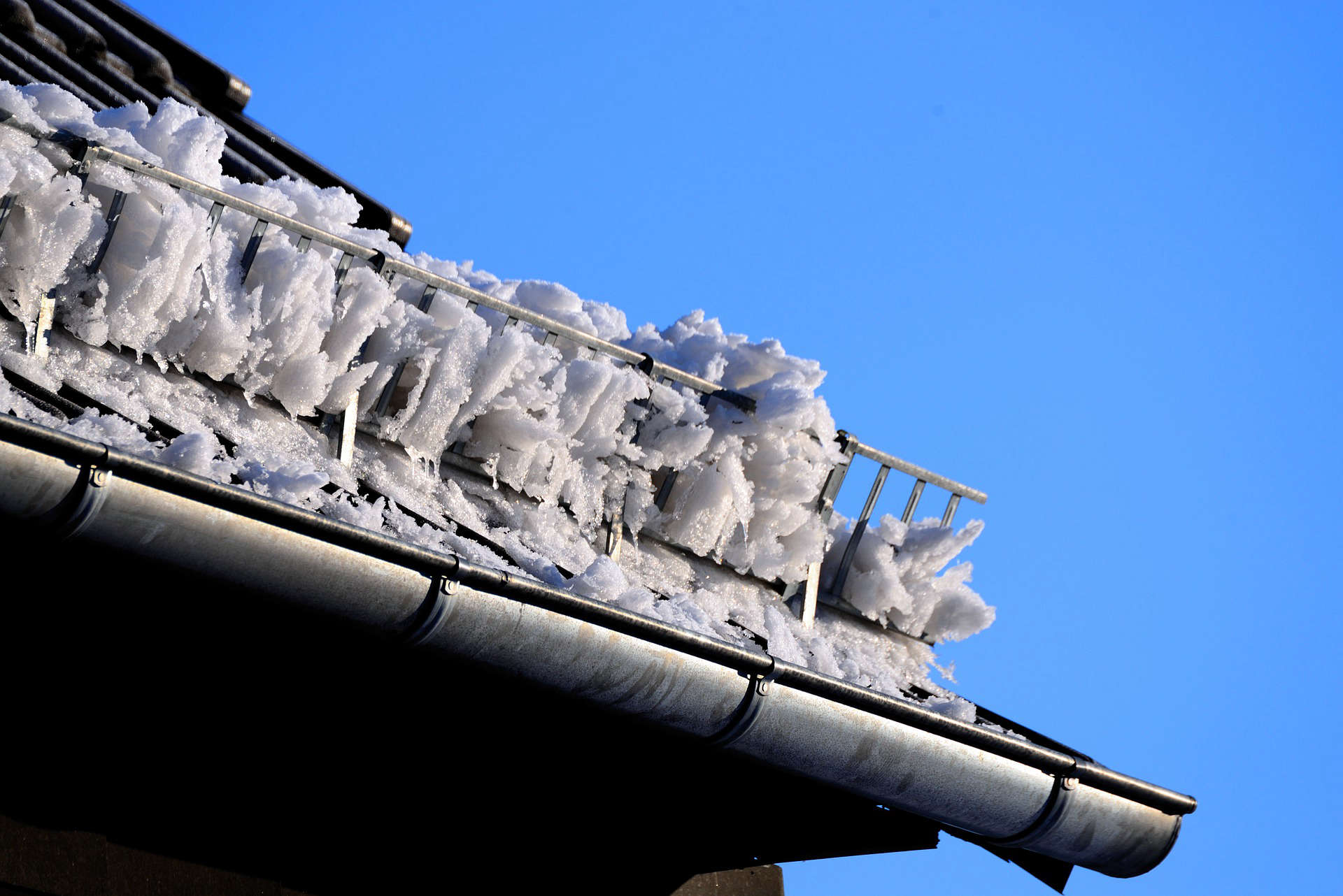 Снег с крыши на голову. Снег на крыше. Снежки на крышу. Сход льда с крыши. Заснеженная крыша.