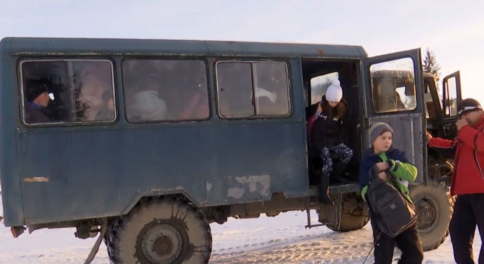 Зато не «евробляха»: на Прикарпатье школьникам подарили ржавый «автобус» 70-х (ВИДЕО)