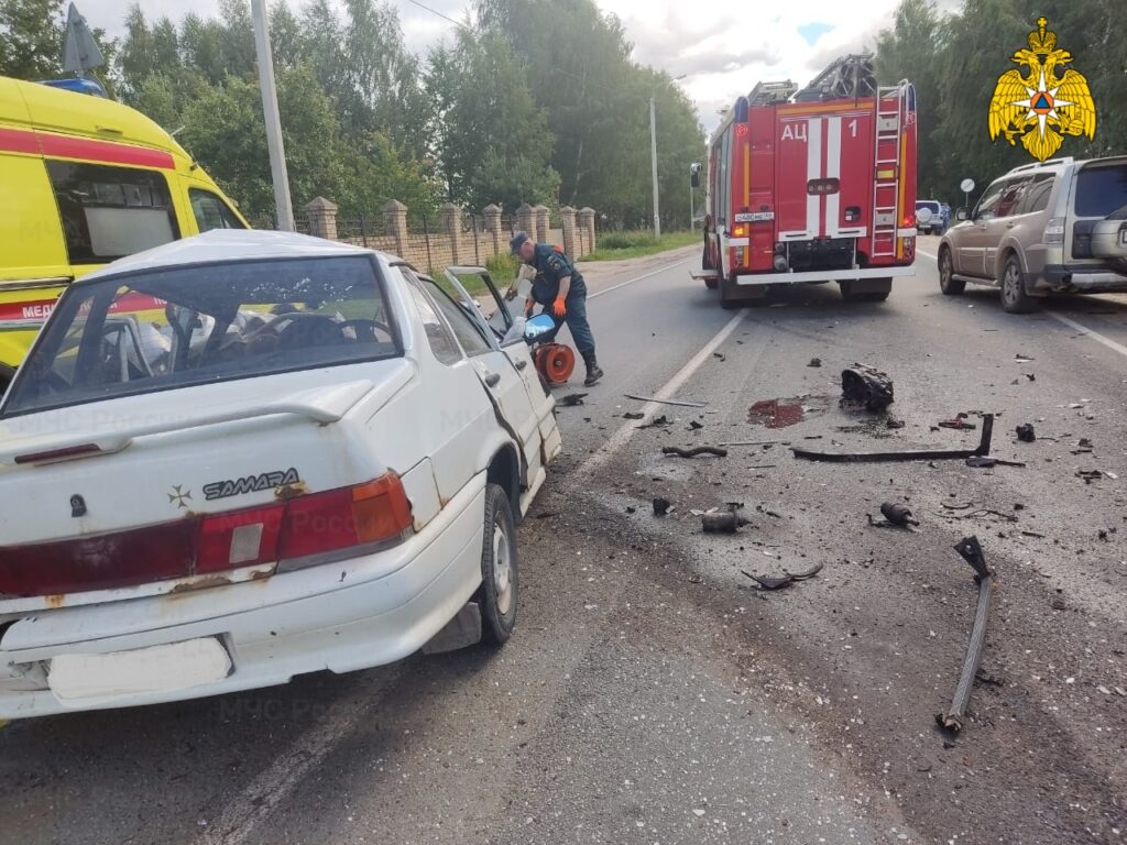 В аварии под Костромой погиб водитель, пострадали женщина с ребенком