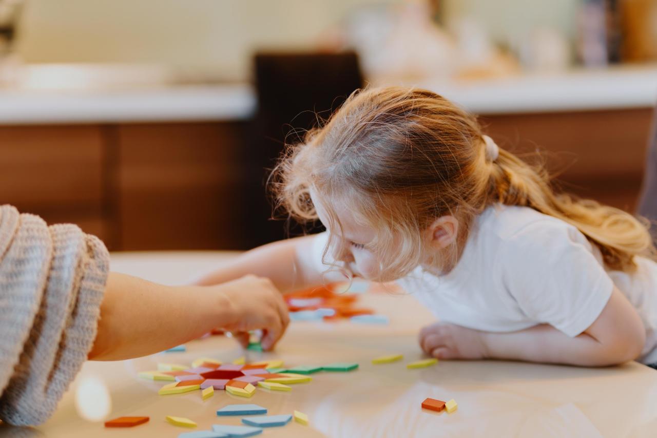 Почему ребенок не отпускает маму ни на шаг: причины и советы психолога