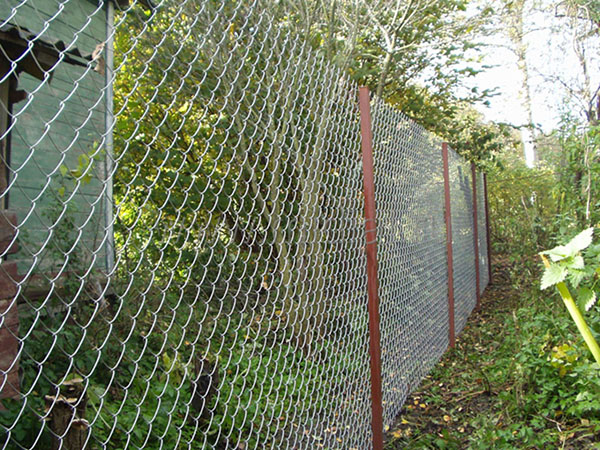 Как правильно смонтировать забор из сетки рабицы на дачном участке сделай сам