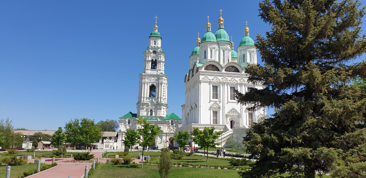 Данное время в астрахани. Астраханский Кремль. Астрахань экскурсии. Туристы в Астрахани. Экскурсия по Астраханскому Кремлю.