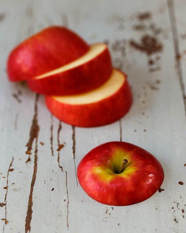 Как сделать хороший антицеллюлитный массаж с помощью обычного яблока
