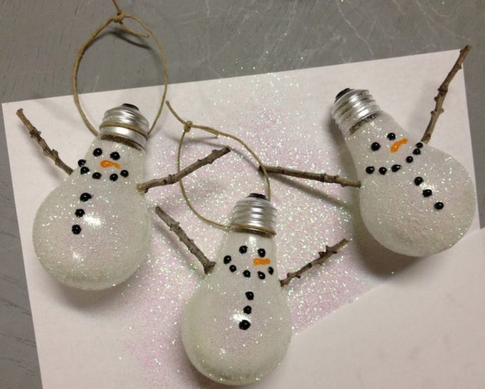 Ёлочные снеговики из ламп