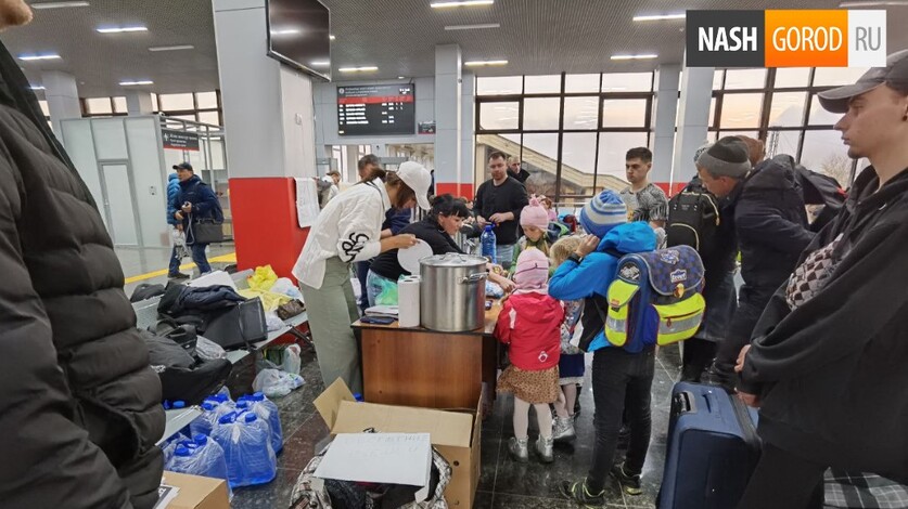 «7 поездов в день, приезжают сотнями»: Как встречают беженцев из России в Казахстане