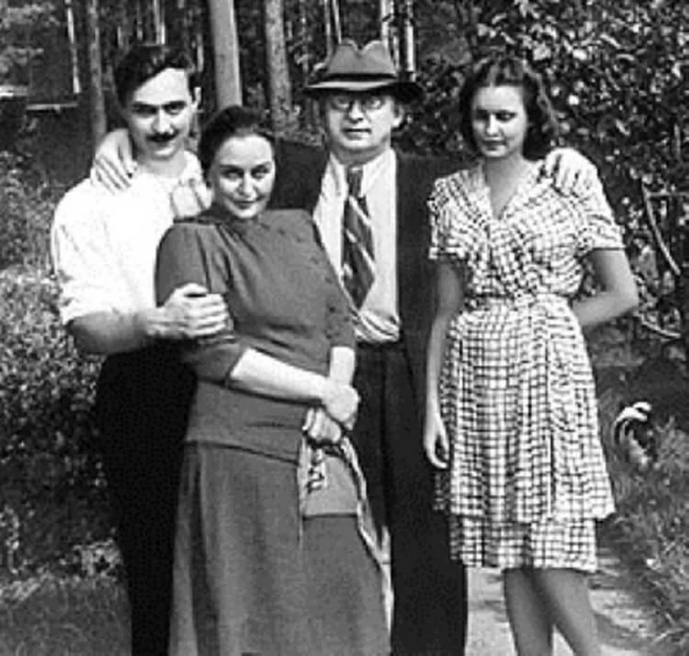 Семья Берия. Слева направо: сын Серго, Нина Теймуразовна, Лаврентий Павлович и невестка Марфа.