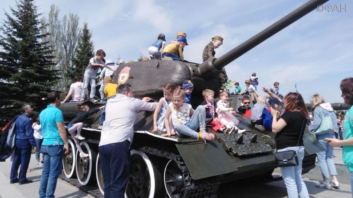Рано повзрослевшие дети города трудовой доблести: как празднуют День Победы в Казани