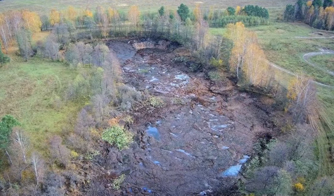 Озеро глубиной 20 метров мгновенно ушло под землю вместе с рыбой озеро,подземная река,провал,Пространство,река