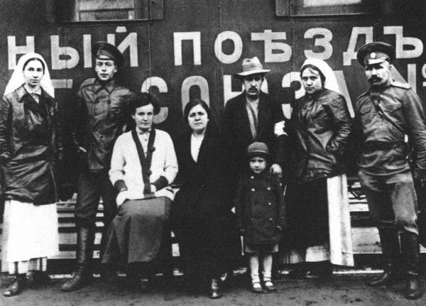Новиков-Прибой с женой и сыном (крайние справа) у санитарного поезда в годы Первой мировой войны