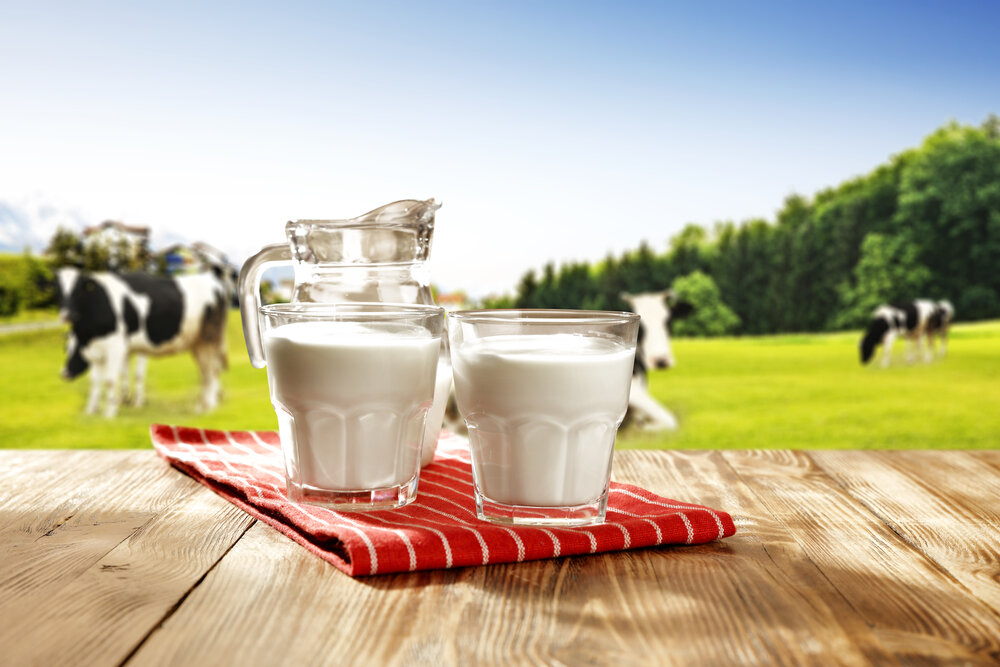 Немолочные и растительные альтернативы коровьему молоку включают миндальное, конопляное, овсяное, соевое, рисовое, кокосовое.