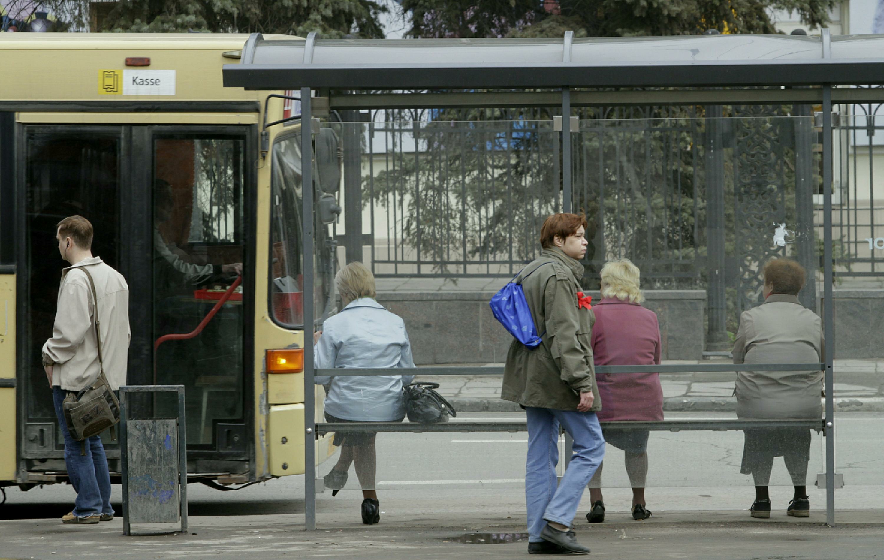 На остановке общественного транспорта подростки нецензурно