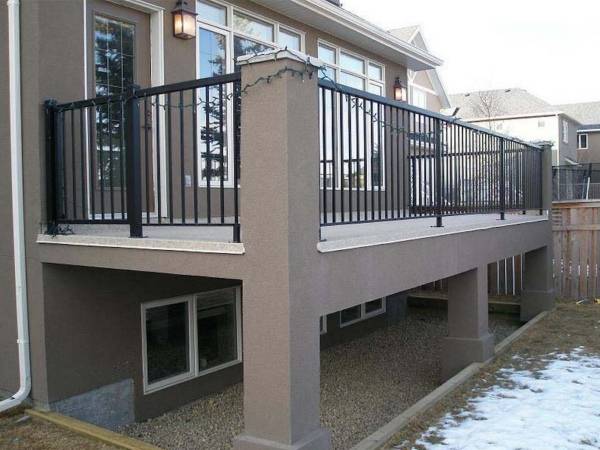 Навесное крыльцо из бетона с металлическими перилами