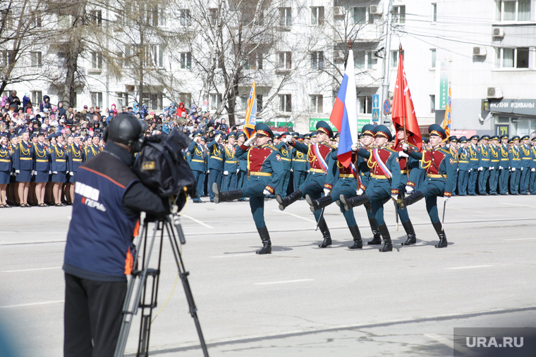 На Параде Победы в Перми губернатор обозначил круг приближенных