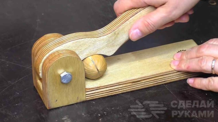 Самый простой настольный орехокол из фанеры