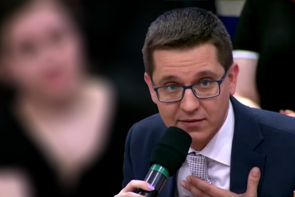 Антон хащенко политолог биография личная жизнь Эксперты о масштабе слушаний по реновации - ДНИ - Медиаплатформа МирТесен