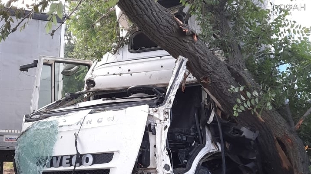 Водитель грузовика попал в реанимацию после серьезного ДТП в Ростовской области