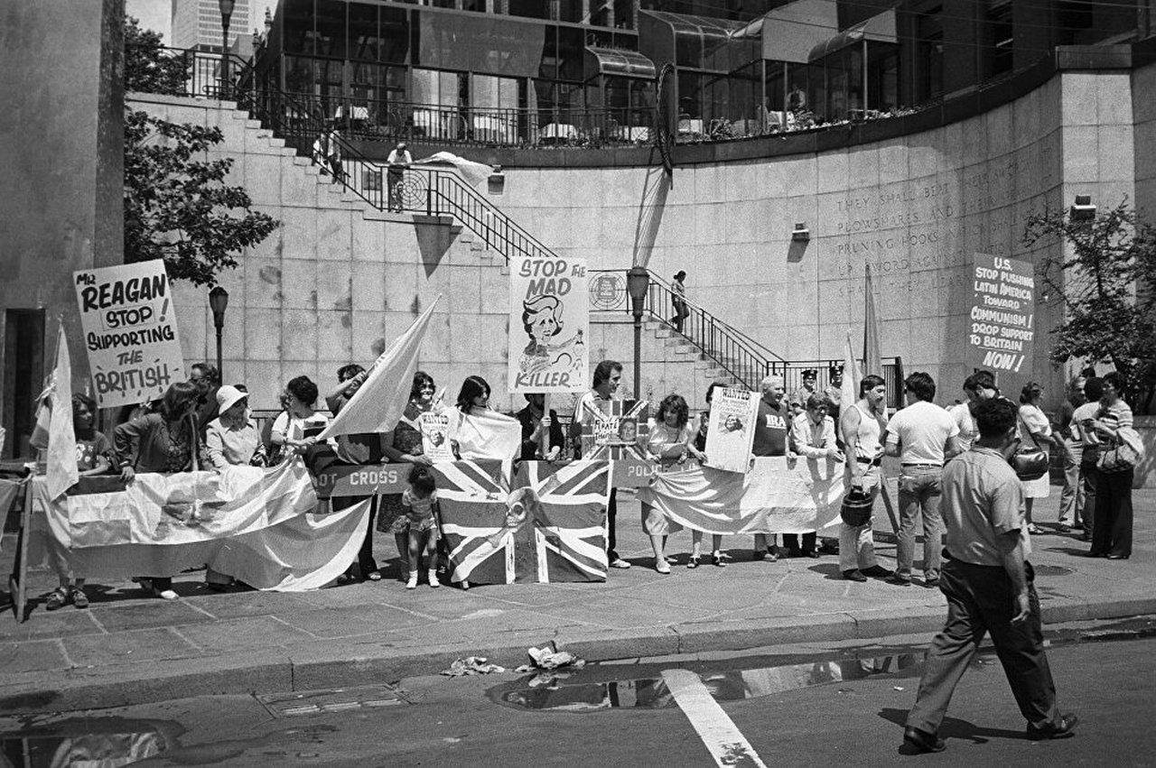 Участники демонстрации протеста против агрессивных действий Великобритании и поддержки Лондона Вашингтоном во время англо-аргентинского конфликта. США, Нью-Йорк, 1982 год