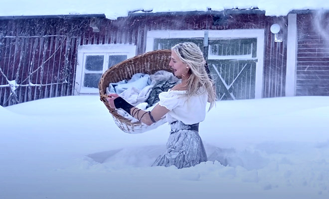 Женщина из Швеции показала, как проходила стирка зимой в Средневековье. Видео