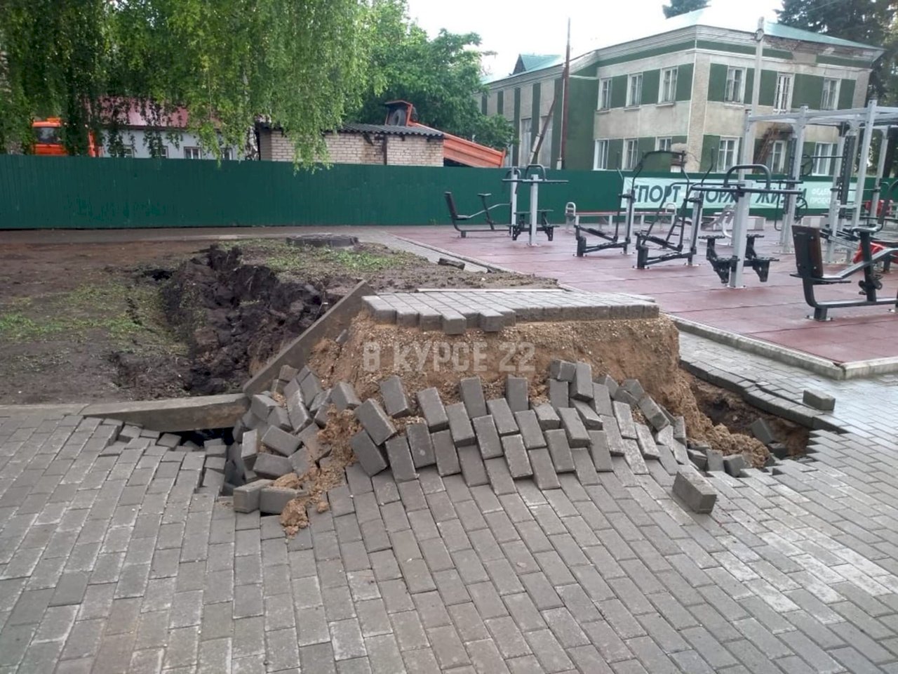 Село после. Разрушение восстановленной кирпичной кладки. Провалиться под землю. Провалы в земле в Украине. Дождь на площадке.