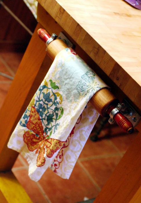 Оригинальная вешалка из скалки для кухонных полотенец. Оригинальная вешалка из скалки для кухонных полотенец.