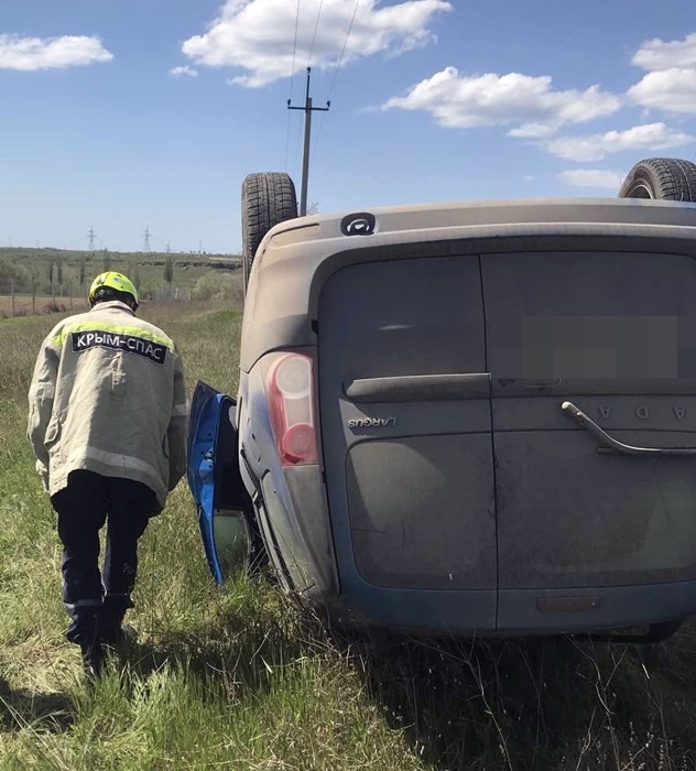 ДТП в крымском селе Отрадное: на узкой дороге сошлись «Лада Ларгус» и «Ниссан»