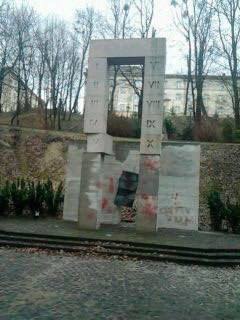 Украинские вандалы осквернили памятник польским профессорам во Львове