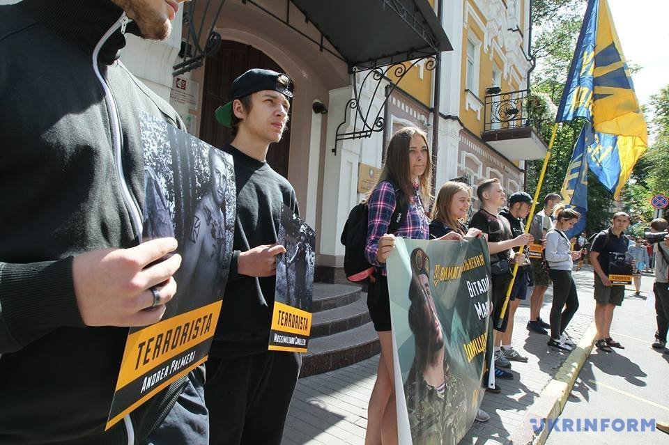 Радикалы "Азова" пикетируют посольство Италии в Киеве
