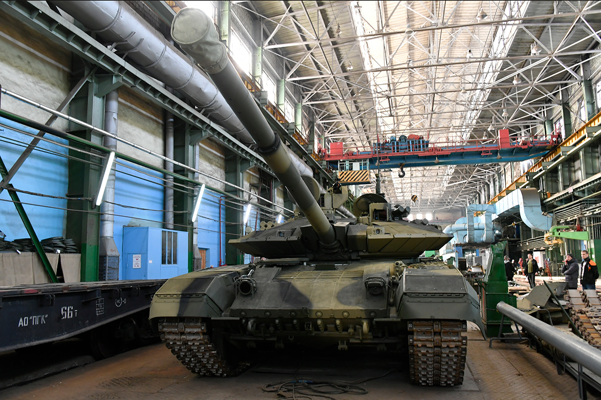 Новый эшелон современных танков прибыл на фронт (ВИДЕО)