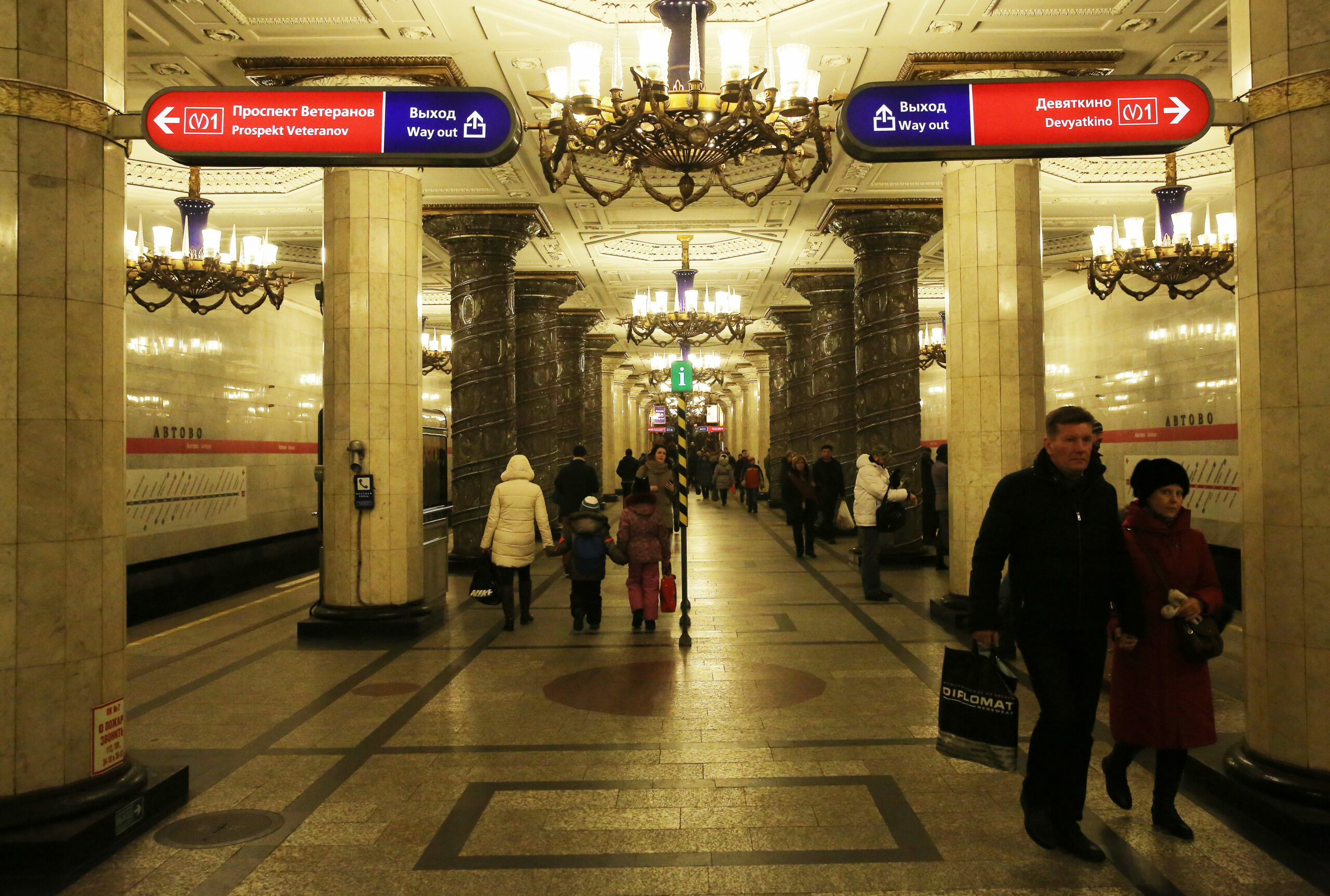 Санкт петербург тц галерея какое метро. Галерея Санкт-Петербург метро. Галерея Санкт-Петербург станция метро. Галерея Питер метро. Галерея станция метро Питер.