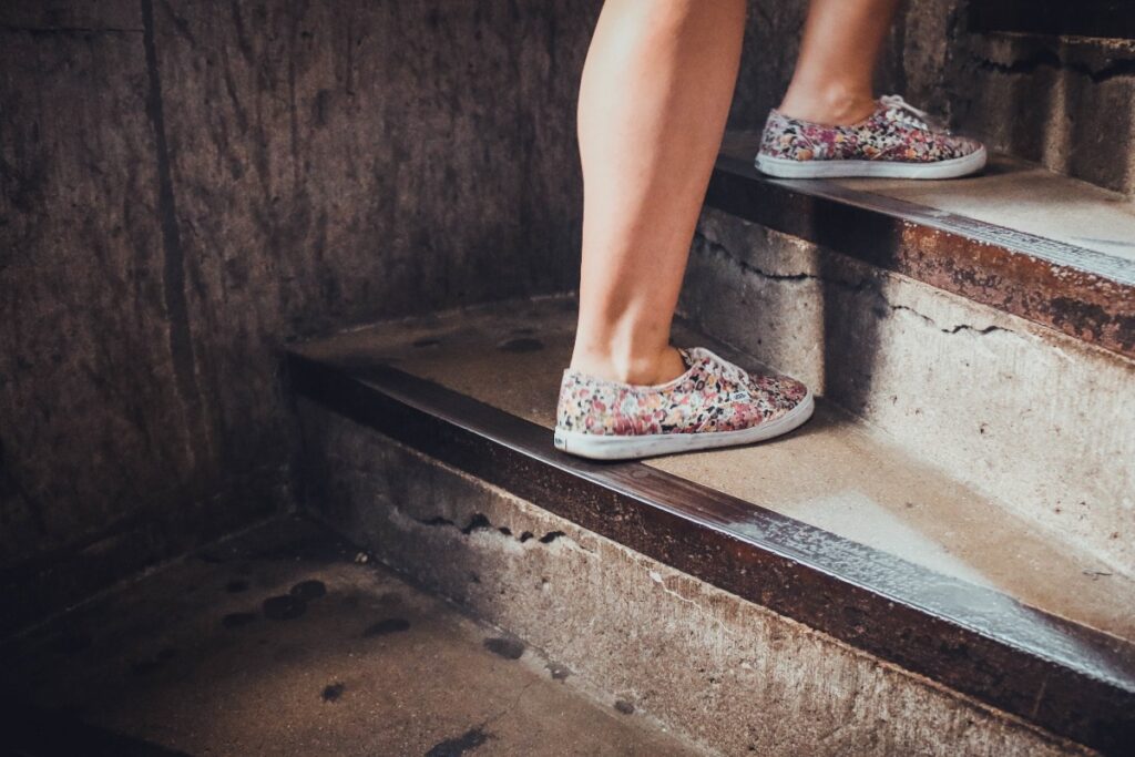 Как бороться с отеками: что есть, пить и делать для здоровья