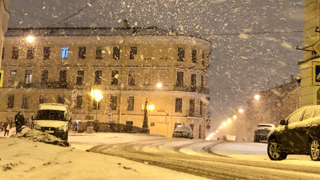 «Это ненормально»: политолог отреагировал на уборку снега жителями Петербурга