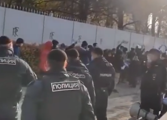 Аллаху акбар -дружно кричат россияне: У посольства Франции в Москве началась акция против Charlie Hebdo