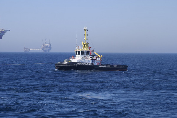 Экипаж морского буксира срочно эвакуируют из-за пищевого отравления