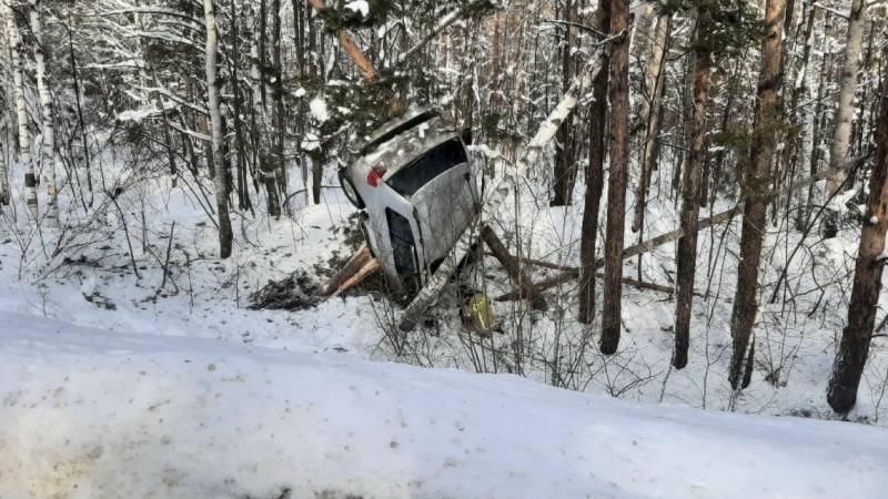 Внедорожник вылетел в кювет и застрял между деревьями в Мордовии