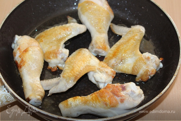 На оливковом масле обжарить кусочки курицы до золотистой корочки. Отложить в терелку.