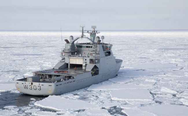 Вторжение в зону России: военный корабль Норвегии следует Севморпутем