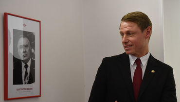 Олег Кононов у портрета Константина Бескова на базе в Тарасовке.