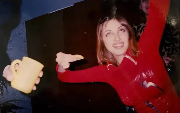 Мода нулевых и советский интерьер: Ирина Шейк поделилась своими подростковыми фото из России ШейкИрина, Ирина, сестройИрина, Челябинской, сестрой, начала, городе, Еманжелинске, Vogue, БразилияИрина, D&039AlbaИрина, ШейкШейк, живёт, НьюЙорке, вместе, восьмилетней, дочерью, которую, родила, BazaarИрина