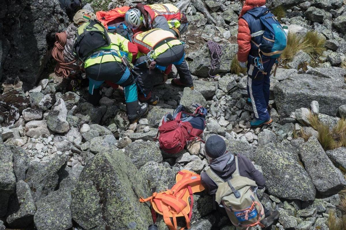 Сорвавшийся с горы россиянин вызвал спасателей, несмотря на открытый перелом и ЧМТ