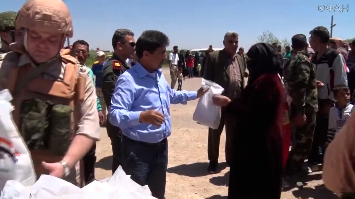 Российские военные провели гуманитарную акцию в провинции Алеппо Весь мир