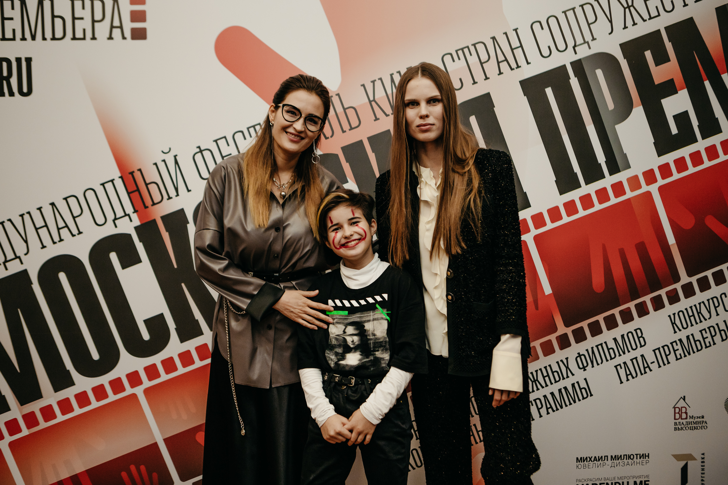 Ева Басс, Александра Ревенко (слева направо)