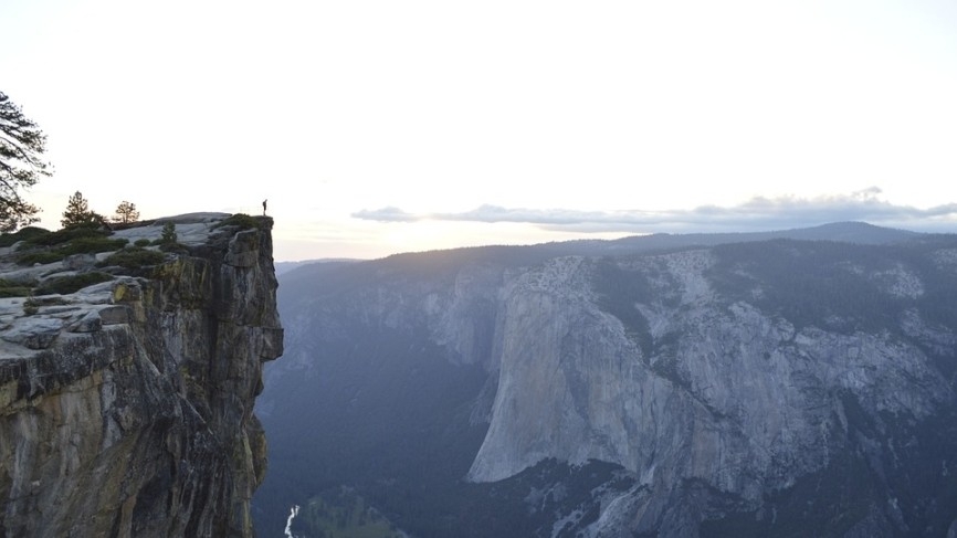 Туристка разбилась насмерть при падении с обрыва в Калифорнии