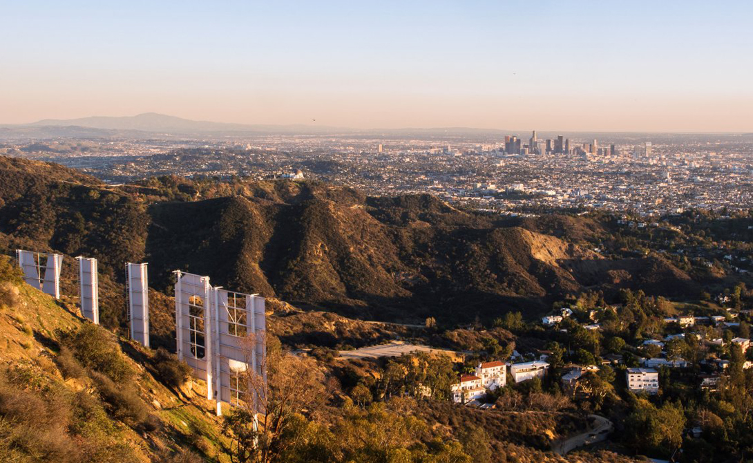 Hollywood Hills
Калифорния, США
Визитная карточка западного современного кинематографа, символ, отмечающий район, где сказка становится реальностью. Подойти к самим буквам не получится — много лет назад здесь произошло несколько несчастных случаев, зато можно забраться выше, за них.