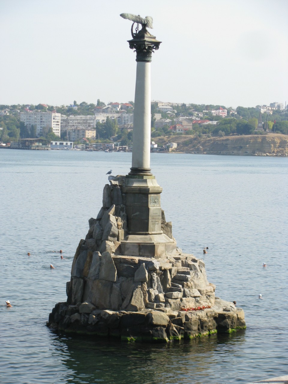 Памятник погибшим кораблям. Памятник погибшим кораблям в Севастополе. Памятник погибшим судам на Севастополе. Памятник погибшим кораблям в Новороссийске. Памятник погибших кораблей.