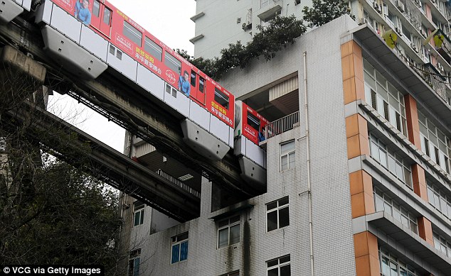 В Китае поезд проезжает прямо через жилой дом архитектура,где и как,жилье,кто,транспорт