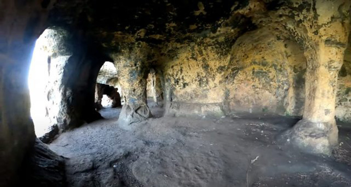 Раскрыта тайна рукотворных пещер 1200-летней давности, где прятался король-изгнанник пещеры, пещер, чтобы, короля, очень, могли, после, исследования, Якорной, Пещеры,  Внешний, смерти, Хардульфа, происхождения, Археологические, последние, скале, сооружений, историки, также