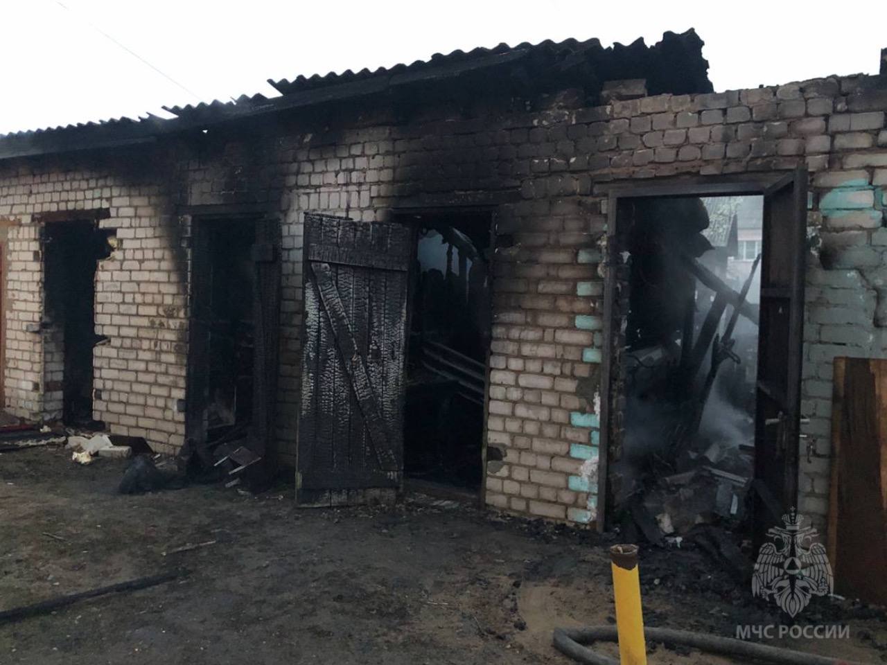 В Иванове девушка так пожарила во дворе дома шашлыки, что сгорели три сарая